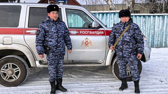 Росгвардейцы спасли замерзающего на улице жителя Бурятии Росгвардейцы спасли замерзающего на улице жителя Бурятии