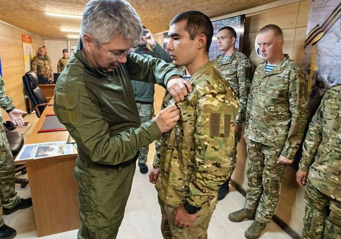 Глава Бурятии вручил награды бойцам в зоне СВО Глава Бурятии вручил награды бойцам в зоне СВО