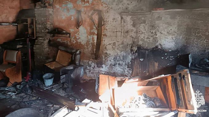 В Улан-Удэ пенсионер получил ожоги, пытаясь потушить гараж В Улан-Удэ пенсионер получил ожоги, пытаясь потушить гараж